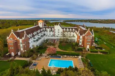 Image de Romantic, sexy and unique treat in an opulent, historic grand hotel and resort.