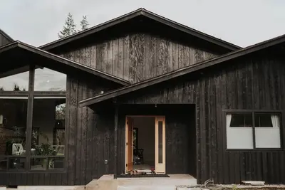 Image de Luxury Mid-Century Scandinavian Home w\/ Hot Tub