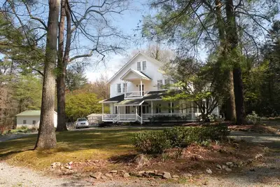 Image de Historic home with great porch and plenty of room for your whole crew!