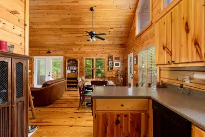 Image de Log cabin near Blue Ridge & Murphy, fast wifi 👨‍👩‍👧‍👦 friendly 🛏️ 6 -🐶 & hot tub!
