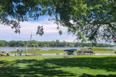 Image de Beautiful, relaxing lake front home a mile from Mis