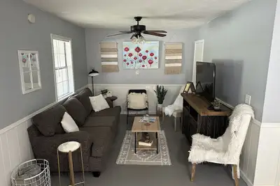 Image de Country Cottage with fenced in backyard