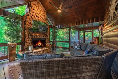Image de Luxury Mountain View Cabin with Jacuzzi