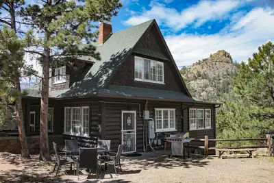 Image de Newly Renovated Three Bedroom Cabin with Personal Hot tub and Amazing View from Deck