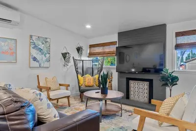Image de New - Modern Boho Vibes - Fun Backyard - Hot Tub - Min to Dt