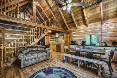 Image de Mountain Log Cabin W/ King Bed, Covered Parking and Arcade!