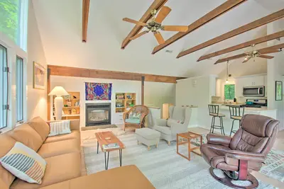 Getaway w\/ Lake Views near Wintergreen Resort!