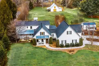 Image de Riverfront Farmhouse. Walking distance to awesome!