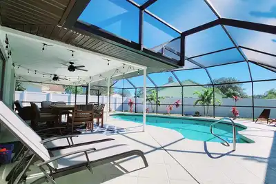 Image de Cheerful 3 bedroom, resurfaced pool home. 15 minutes from Siesta Beach. Remodeled