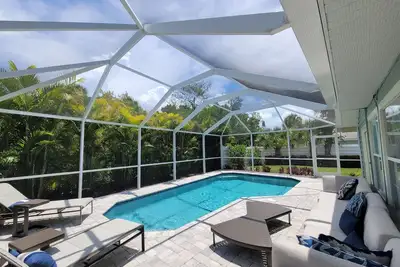 Image de Cozy Beach House w/ pool! 5 min walk to Beach access