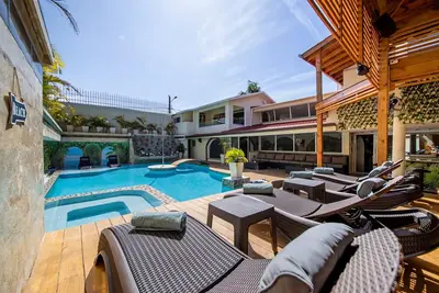 Image de Top-class guest-friendly central villa with pool/basketball/gym/billiard/Bbq!