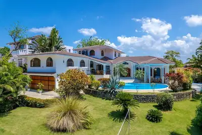 6bd guest-friendly villa steps from sandy beach, private pool/billiard/volley