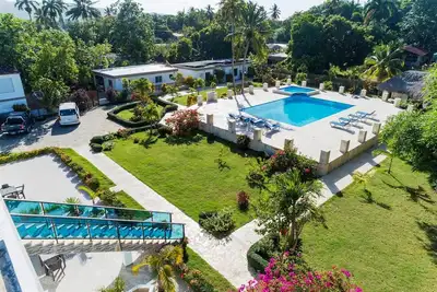 Image de 10-bedroom luxury mansion, perfect for party! Large pool, table tennis, billiard