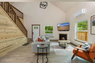 Image de Mount Rainier 3 Bedroom Modern Cabin with Hot Tub