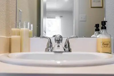 Image de Chic smart home - 15 mins from Downtown