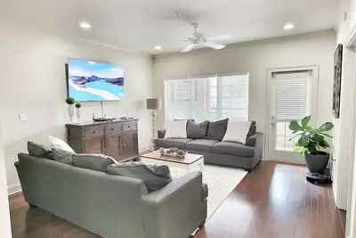 Image de Luxury Condo, located within walking distance of Bryant-Denny Stadium