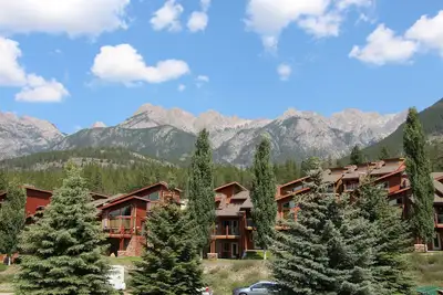 Image de Fairmont Hot Springs home below the Canadian Rockies, British Columbia Canada.