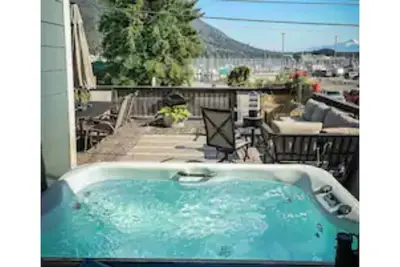 Image de Walkable 3 Bedroom Duplex with private Hot Tub, Porch, and Scenic Views