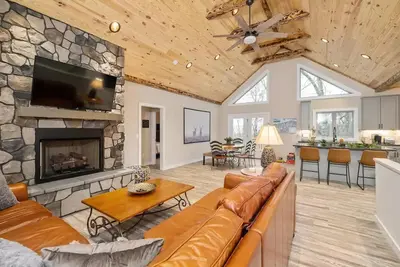 Image de Sam's Place: Brand-new Massanutten custom home with game room!