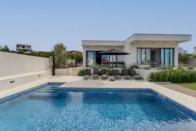 Image de Belle maison de vacances privée avec piscine privée, climatisation, Wifi, Tv, terrasse, parking