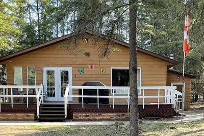 Image de Privacy galore! Beautiful lake home nestled in the forest, near all amenities:-)