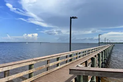 Image de Charlotte House Waterfront Getaway - 3 Min Walk to the Beach!