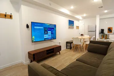 Image de Modern Comfy Beach Getaway with Deck and Parking -- 604 #4