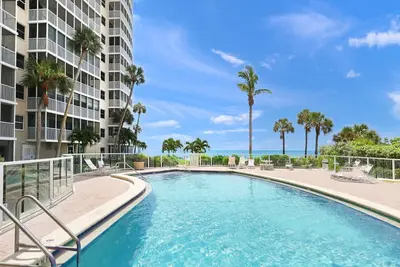 Image de Escape to Crystal Sands! Private Beach Access, 2 Pools, Stunning Sunsets and Updated Villa Amenities
