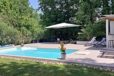 Dans Valbonne, climatisé, piscine.