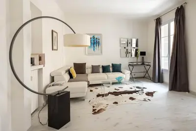 Image de Centrally located modern 2 Bed apartment in Cannes with aircon and modern design - 696