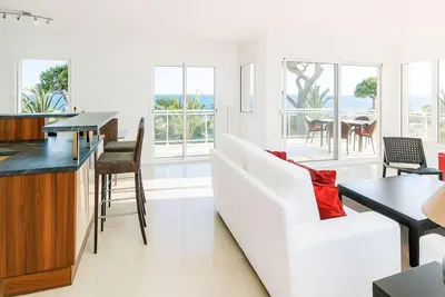 Image de Seafront 2-Bed Apt with Pool in Cannes - 463