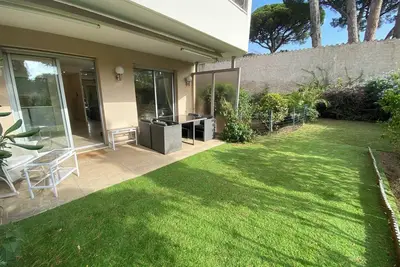 Image de Modern and light studio apartment in prestgious area of Cannes. Small garden and pool. - 743