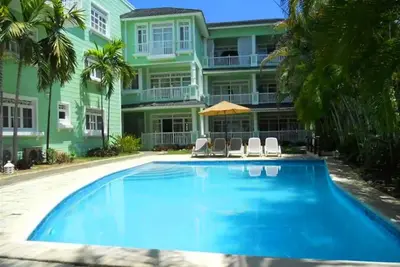 Image de Sea-views apt on sandy beach. Steps from shops&restaurants. Guest-friendly