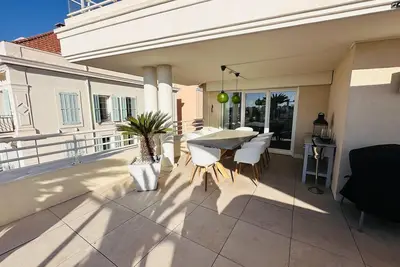 Superb penthouse in centre of Cannes. Stunning views, air-conditioning, internet. Near the Palais. . - 532