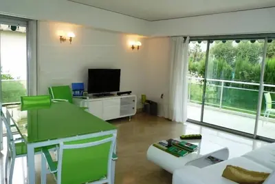 Three bedroom, two bathroom apartment in Cannes with large terrace - 880