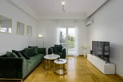 Image de Lush Emerald apt. steps from the Acropolis!