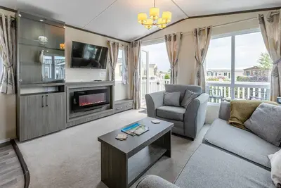 Image de New in 2017. Luxurious 14ft-wide holiday home.