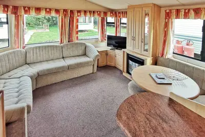 Image de Spacious 12ft-wide caravan with one double and one twin.