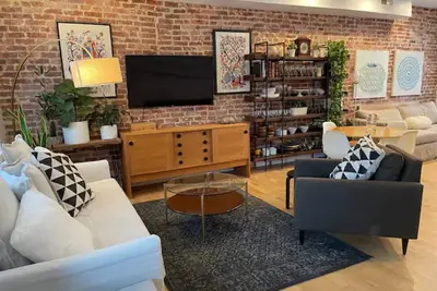 Image de Trendy, Spacious Home with Free Parking in Perfect Location