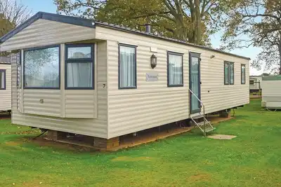 Image de Spacious modern caravan with one double and two twin.