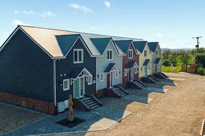 Image de Stunning cottage with a king-size double and a twin room both with en suite shower.