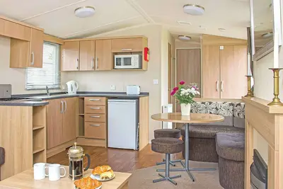 Image de New in 2017, 2018 and 2019. Superior 12ft-wide caravan with one double and one twin.