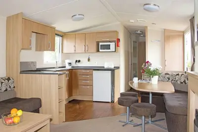 Image de Spacious 12ft-wide caravan with one double and two twin.