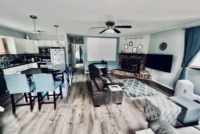 Image de Cozy 2 bedroom house easy access to trails and 2 private beaches!