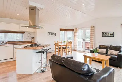 Image de Woodland Lodge that’s well equipped with one large double with en suite shower and one twin room.