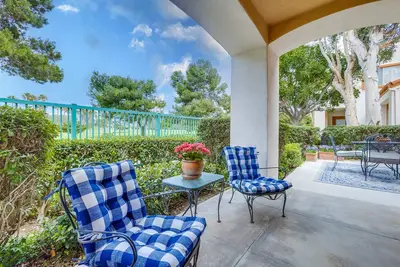 Image de Serene Beach Condo with Golf Course View; 2 blocks to beaches, shopping & dining