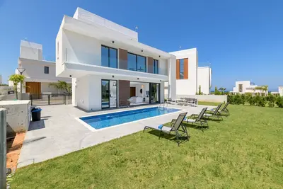 Image de By The Beach - White Coral Villa - Steps from the Beach