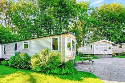 Image de Spacious 12ft-wide family caravan with one double and one twin.