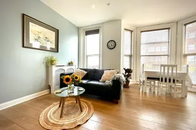 Image de A light and airy sea view apartment just 100m from the beach