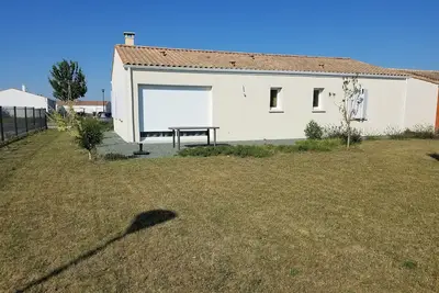 Image de Maison avec un grand jardin dans un quartier calme, non loin de l'océan. . .